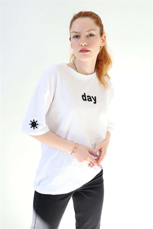 Day Beyaz Nakışlı Unisex Tshirt